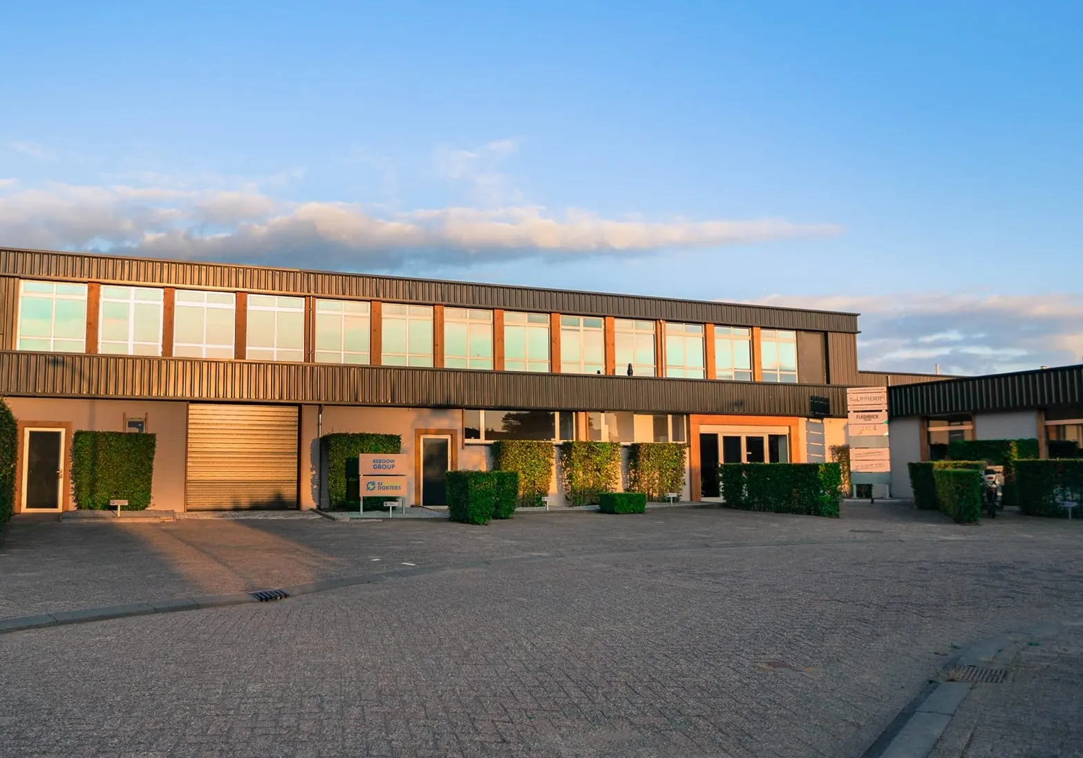 Het pand van De Machinedokters aan de Looiersweg in Alphen.