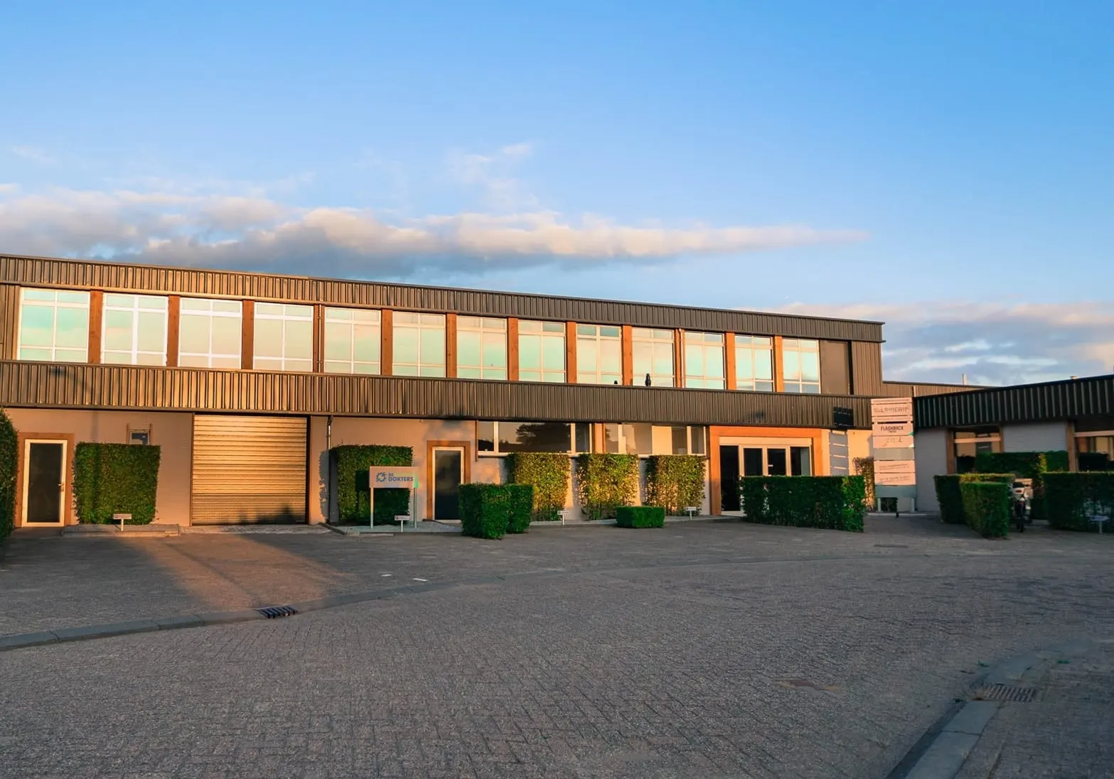 Het pand van De Machinedokters in Alphen.