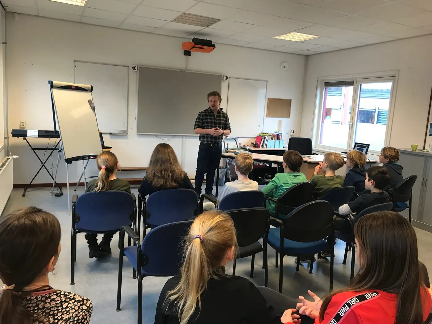 Training in een klaslokaal met flip-over.