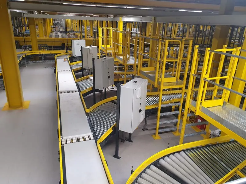 Op maat gebouwd transportsysteem met rollenbanen in een fabriekshal.