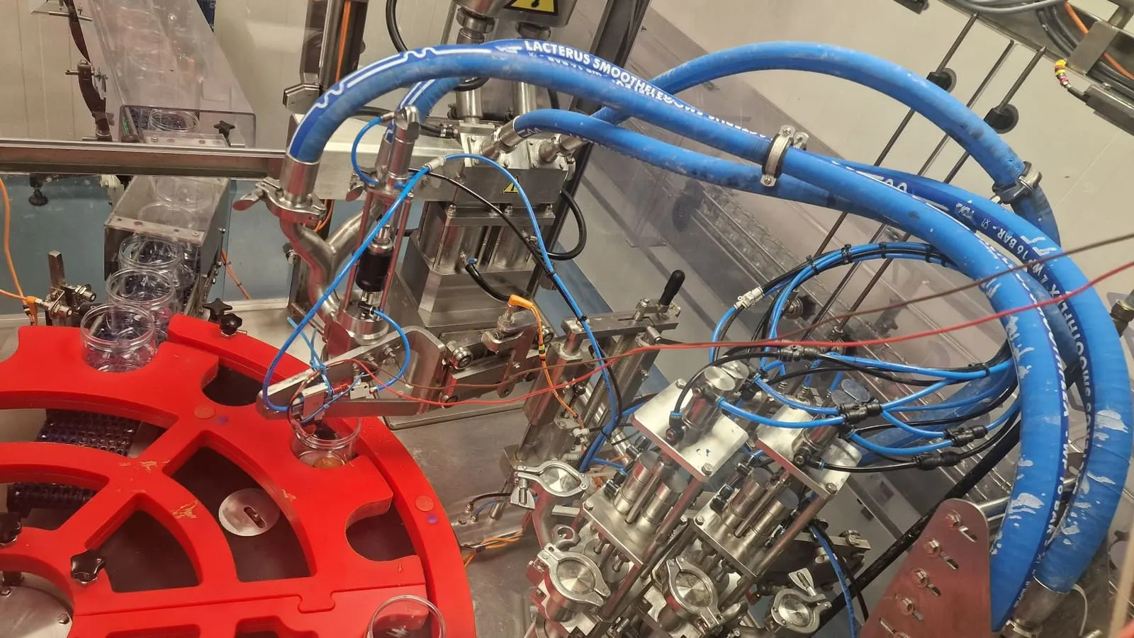 Vulmachine met draaitafel en afblaassysteem tijdens de testfase, met tijdelijke bevestigingen voor het fijnafstellen.